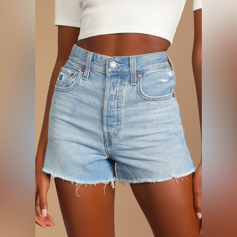 Levi’s Women’s Ribcage Shorts in Light Denim- Size 28